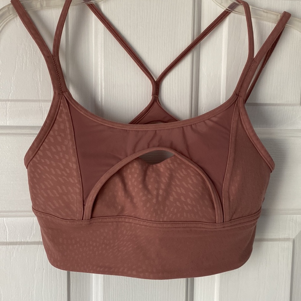 Lululemon sports bra, size 6. Beautiful mauve color in very good condition.
